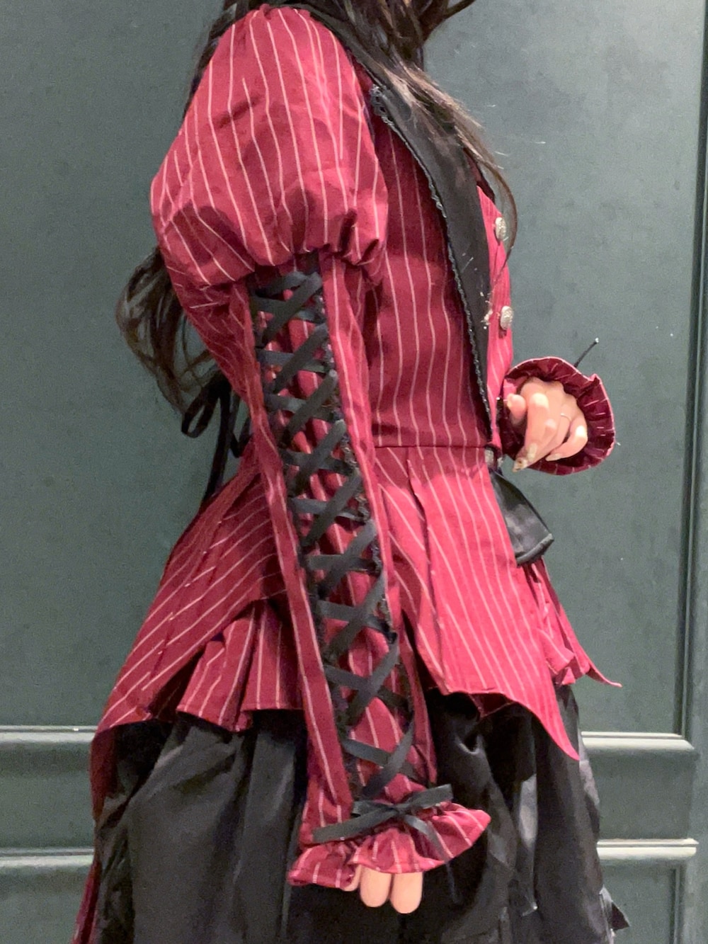 ブラック系のシャツ/ブラウス、レッド系のブルゾン、レッド系のパンプスを着用したレディースの秋コーディネートの4枚目の写真