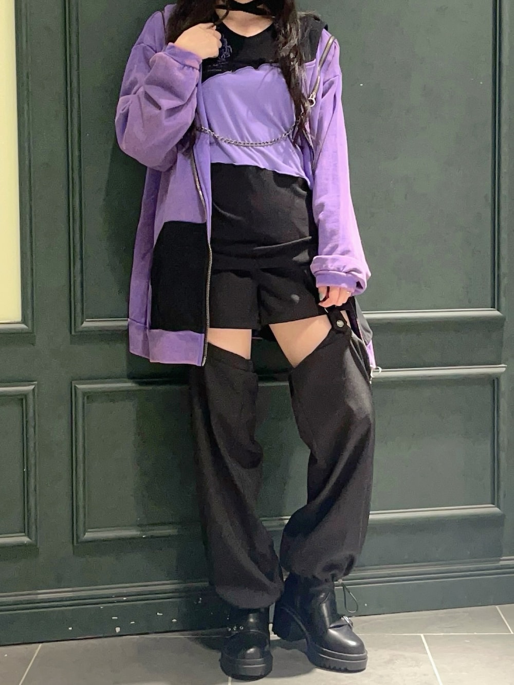 パープル系のパーカー、パープル系のTシャツ/カットソー、ブラック系のその他パンツを着用したレディースの秋コーディネートの2枚目の写真