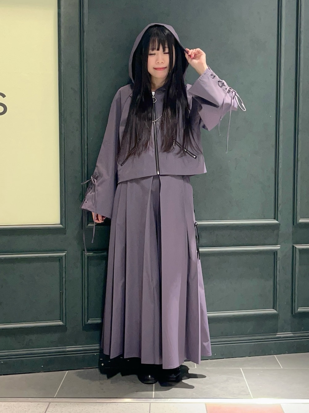 「axes femme、axes femme POETIQUE、パープル、パープルコーデ、モード、モード系、袴、袴パンツ」｜「axes femme POETIQUEのフーディーショートブルゾン（ブルゾン、パープル系）」を使った、ぁゅゅさん（レディース・154cm）の冬コーディネートの3枚目の写真