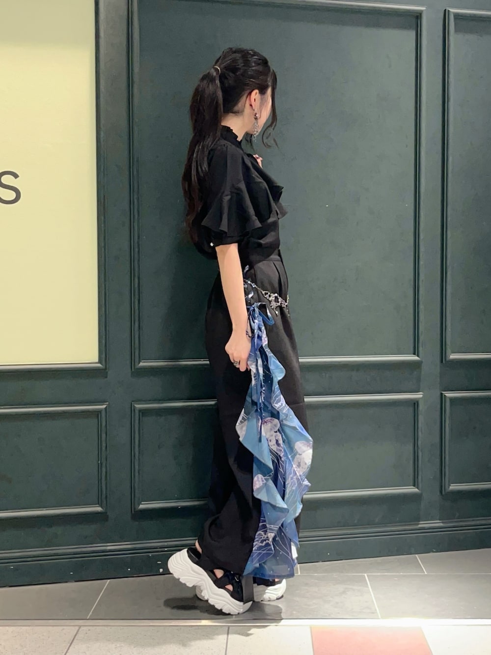 「axes femme POETIQUE、クラゲ、夏、夏コーデ、水族館、パンツスタイル、パンツコーデ、パンツ、フリルトップス、フリル、ラッフルフリル、黒、黒コーデ、夏服、レディースファッション」｜「axes femme POETIQUEのランブルフィッシュベルト（ベルト、ブラック系）」を使った、ぁゅゅさん（レディース・154cm）の夏コーディネートの2枚目の写真