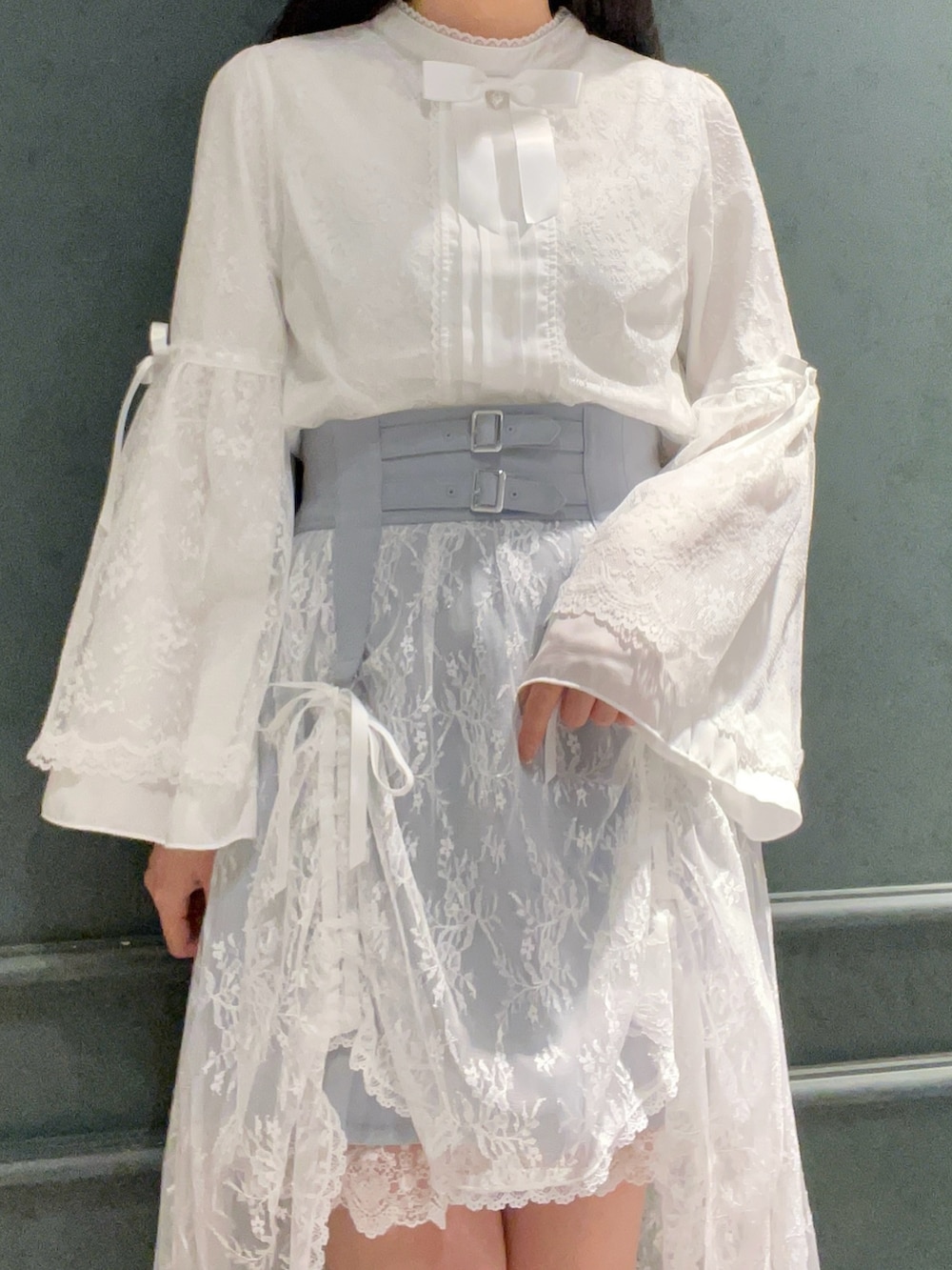 「axes femme、axes femme POETIQUE、ドロストスカート、淡色コーデ、スカート」｜「axes femme POETIQUEのコルセットレイヤードスカート（スカート、グレー系）」を使った、ぁゅゅさん（レディース・154cm）の秋コーディネートの4枚目の写真