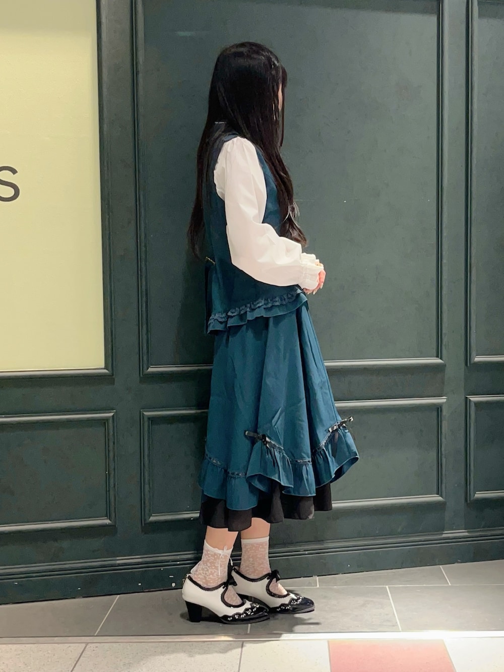 「axes femme、クラシカル、ベスト、グリーン、秋、秋コーデ、秋のコーデ、秋冬コーデ、ループタイ、トランク、スカートスタイル、スカート、スカートコーデ、秋服準備はじめました、秋服」｜「axes femmeのクラシカル配色ミニトランク（ボストンバッグ、ブラック系）」を使った、ぁゅゅさん（レディース・154cm）の夏コーディネートの2枚目の写真