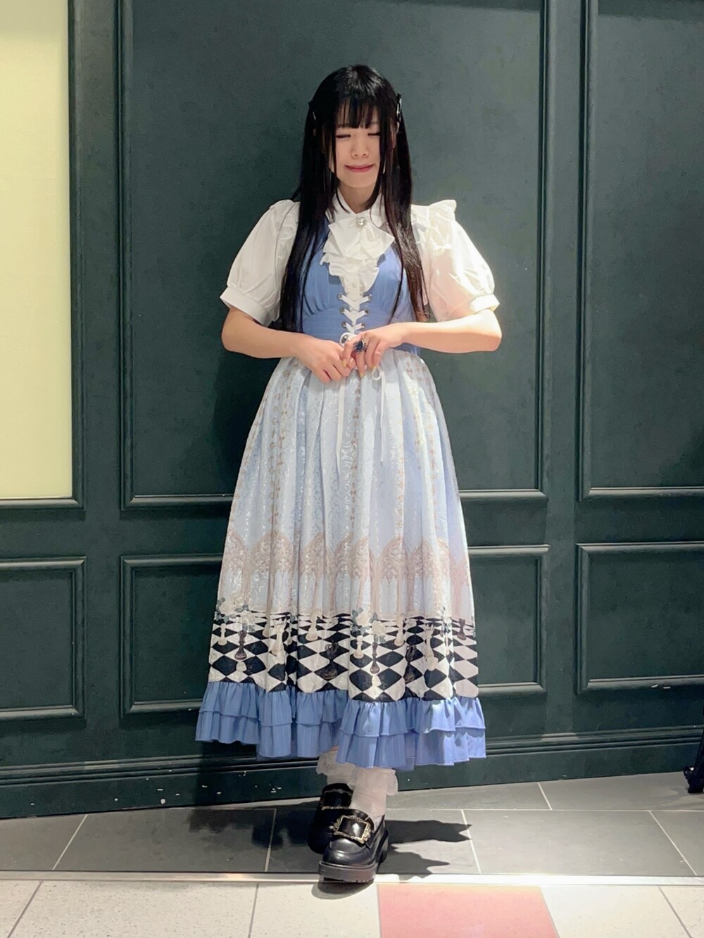 「axes femme POETIQUE、低身長、低身長コーデ、夏、夏コーデ、ホルターネック、ホルターワンピ、ワンピース、ワンピーススタイル、ゴシック、水色、クラシカル、総柄」｜「axes femmeのフロントバックルローファー（ローファー、ブラック系）」を使った、ぁゅゅさん（レディース・154cm）の夏コーディネートの2枚目の写真