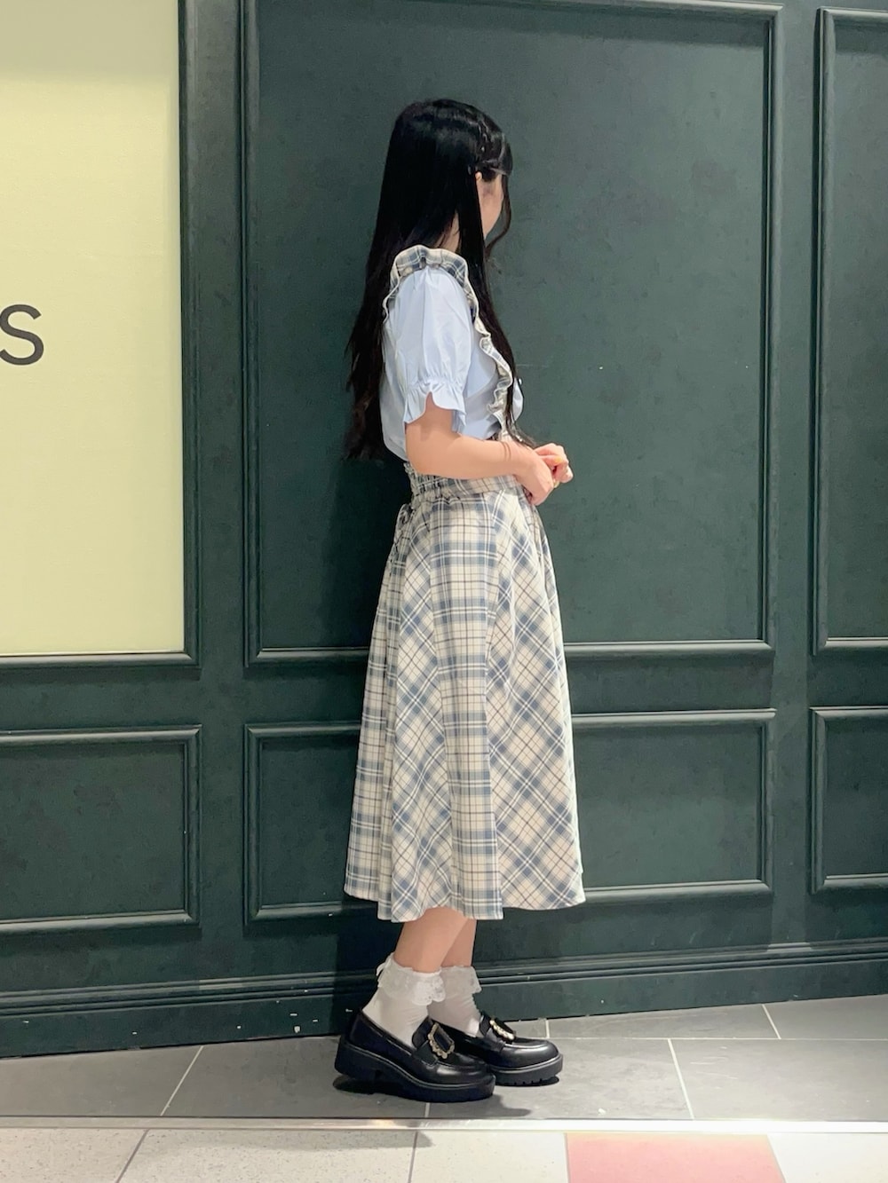 「axes femme POETIQUE、アリス、アリス風コーデ、不思議の国のアリス、サックスブルー、夏、夏コーデ、チェック、チェックスカート、サスペンダースカート、低身長、お出かけコーデ、休日スタイル、淡色コーデ」｜「axes femme POETIQUEのビスケット刺繍レイヤードブラウス（シャツ/ブラウス、ブルー系）」を使った、ぁゅゅさん（レディース・154cm）の夏コーディネートの2枚目の写真