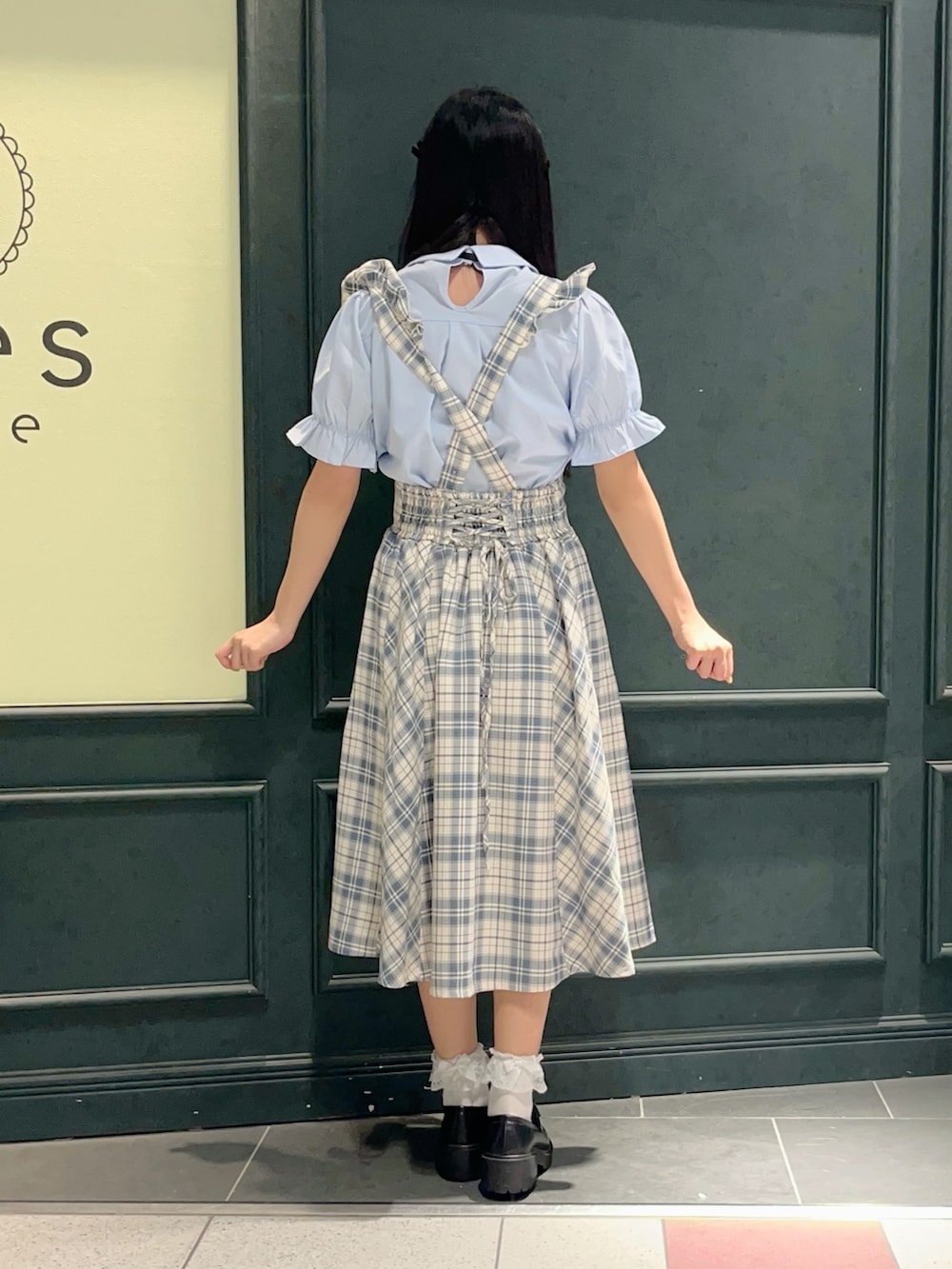 「axes femme POETIQUE、アリス、アリス風コーデ、不思議の国のアリス、サックスブルー、夏、夏コーデ、チェック、チェックスカート、サスペンダースカート、低身長、お出かけコーデ、休日スタイル、淡色コーデ」｜「axes femme POETIQUEのビスケット刺繍レイヤードブラウス（シャツ/ブラウス、ブルー系）」を使った、ぁゅゅさん（レディース・154cm）の夏コーディネートの3枚目の写真