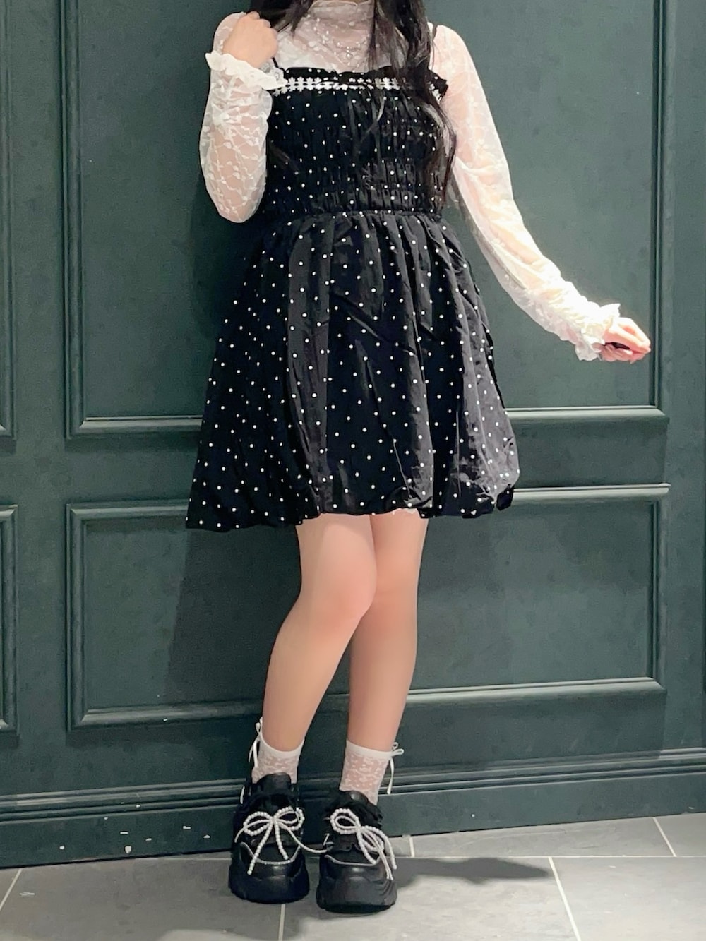 「axes femme POETIQUE、モノトーンコーデ、モノトーン、ガーリー、ガーリーコーデ、ドット柄、ドット、キャミワンピ、レディース、レディースファッション、レース、スニーカー、スニーカーコーデ、バッグ、秋服準備はじめました」|「axes femme POETIQUEのバルーンキャミチュニック(チュニック、ブラック系)」を使った、ぁゅゅさん(レディース・154cm)の秋コーディネートの3枚目の写真