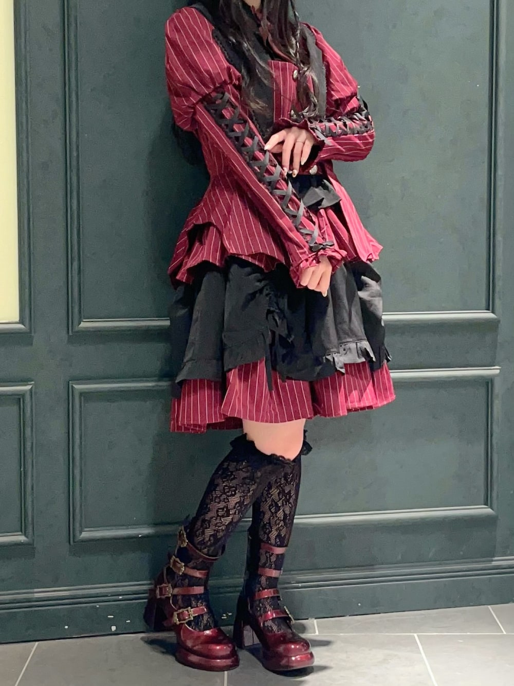 ブラック系のシャツ/ブラウス、レッド系のブルゾン、レッド系のパンプスを着用したレディースの秋コーディネートの2枚目の写真