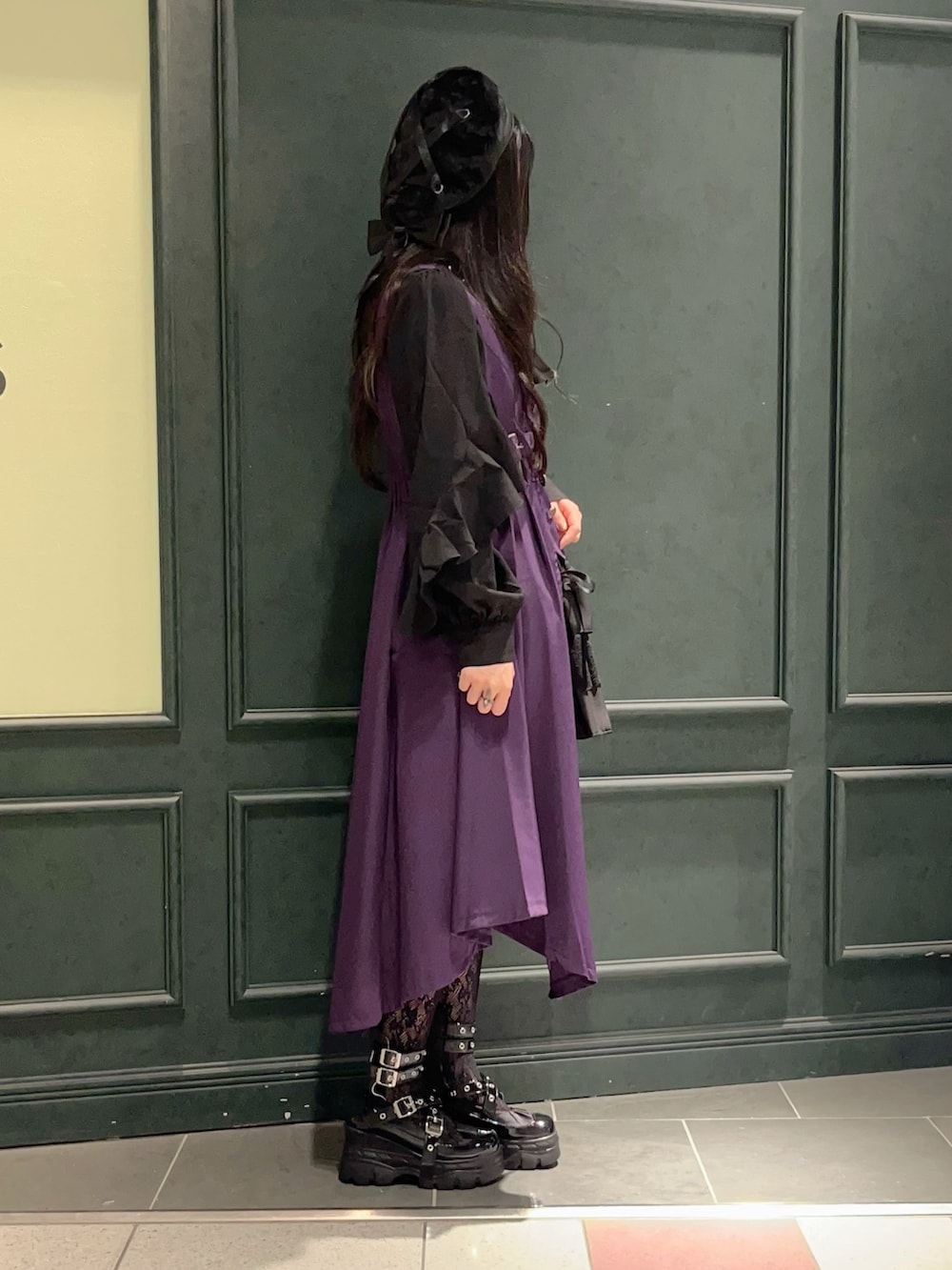 パープル系のベスト、ブラック系のシャツ/ブラウス、ブラック系のスカートを着用したレディースの秋コーディネートの2枚目の写真