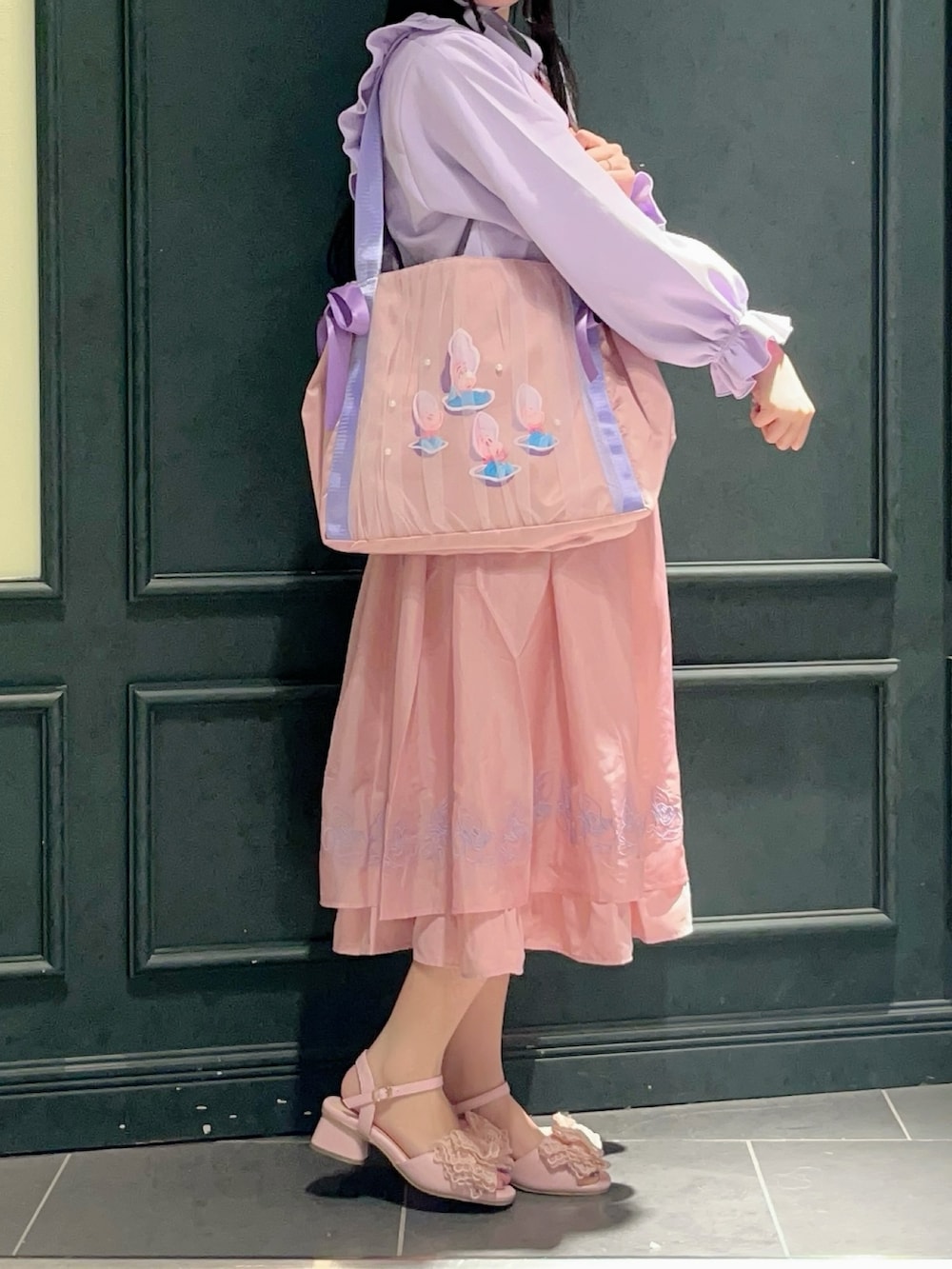 「axes femme、ヤングオイスター、不思議の国のアリス、ふしぎの国のアリス、ピンク、ピンクコーデ、バウンド、バウンドコーデ、ワンピース、ワンピーススタイル、パーカー、低身長、ディズニー、ディズニーコーデ、ディズニーバウンド」｜「axes femmeのヤングオイスター／ワンピース（ワンピース、ピンク系）」を使った、ぁゅゅさん（レディース・154cm）の夏コーディネートの4枚目の写真