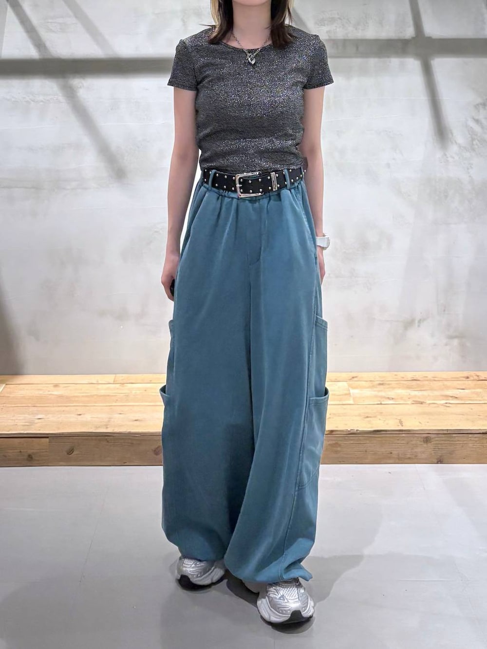 ブルー系のスウェットパンツ、シルバー系のTシャツ/カットソー、ブラック系のベルトを着用したレディースの夏コーディネートの4枚目の写真