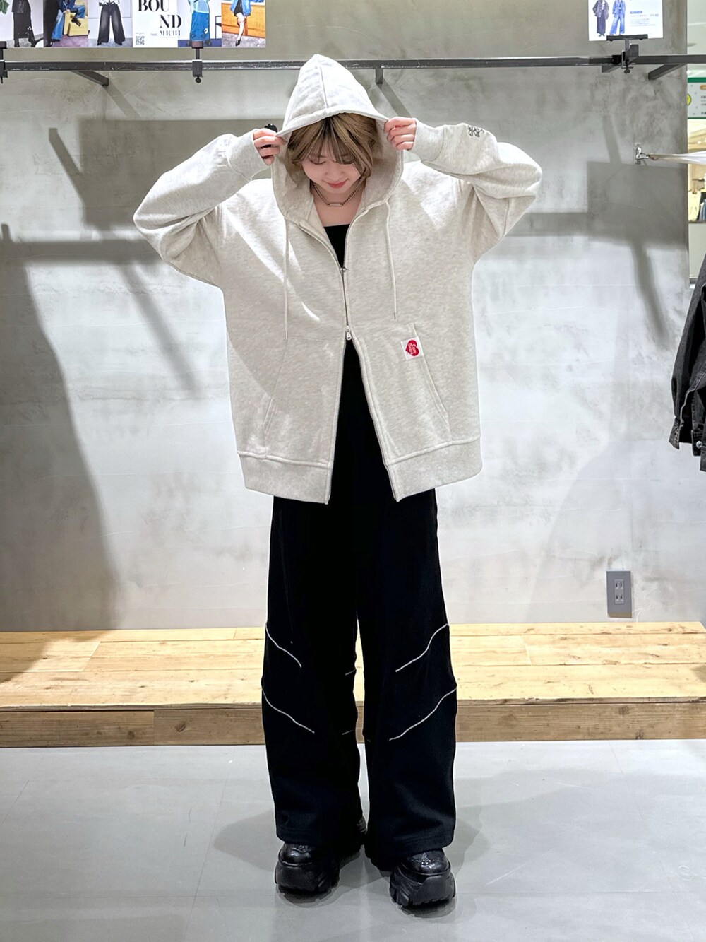 ブラック系のその他パンツ、ベージュ系のパーカーを着用したレディースの春コーディネートの2枚目の写真