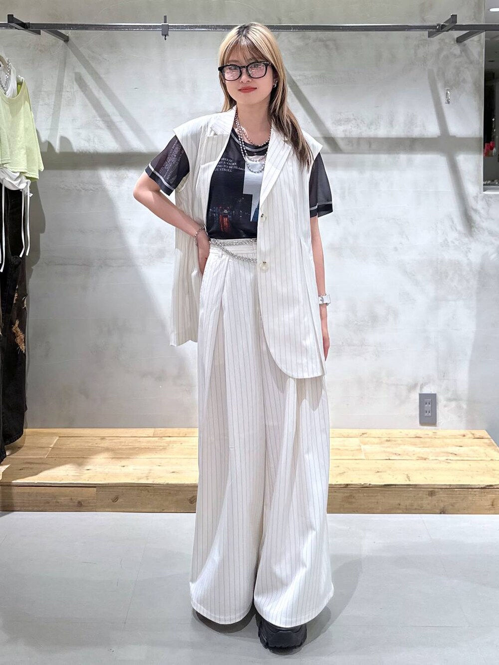 ブラック系のTシャツ/カットソー、その他のスラックス、ホワイト系のベストを着用したレディースの春コーディネートの4枚目の写真