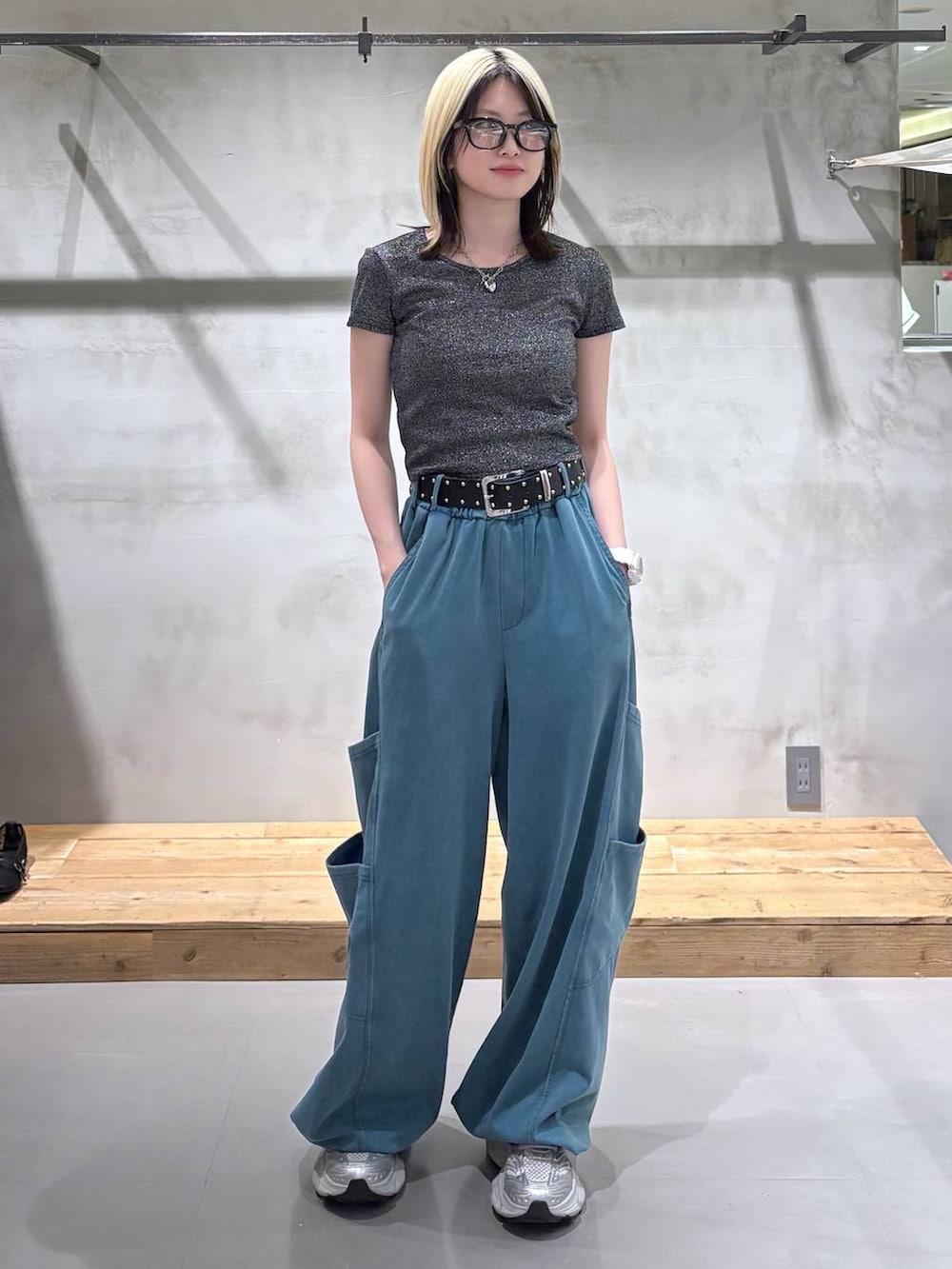 ブルー系のスウェットパンツ、シルバー系のTシャツ/カットソー、ブラック系のベルトを着用したレディースの夏コーディネートの5枚目の写真