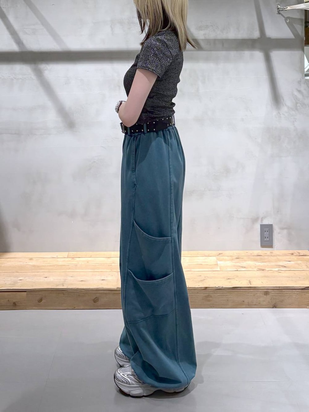 ブルー系のスウェットパンツ、シルバー系のTシャツ/カットソー、ブラック系のベルトを着用したレディースの夏コーディネートの3枚目の写真