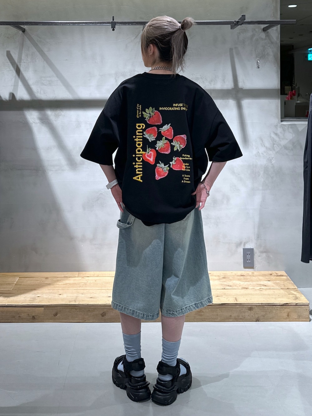 ブルー系のその他パンツ、ブラック系のTシャツ/カットソー、ブラック系のサンダルを着用したレディースの春コーディネートの2枚目の写真