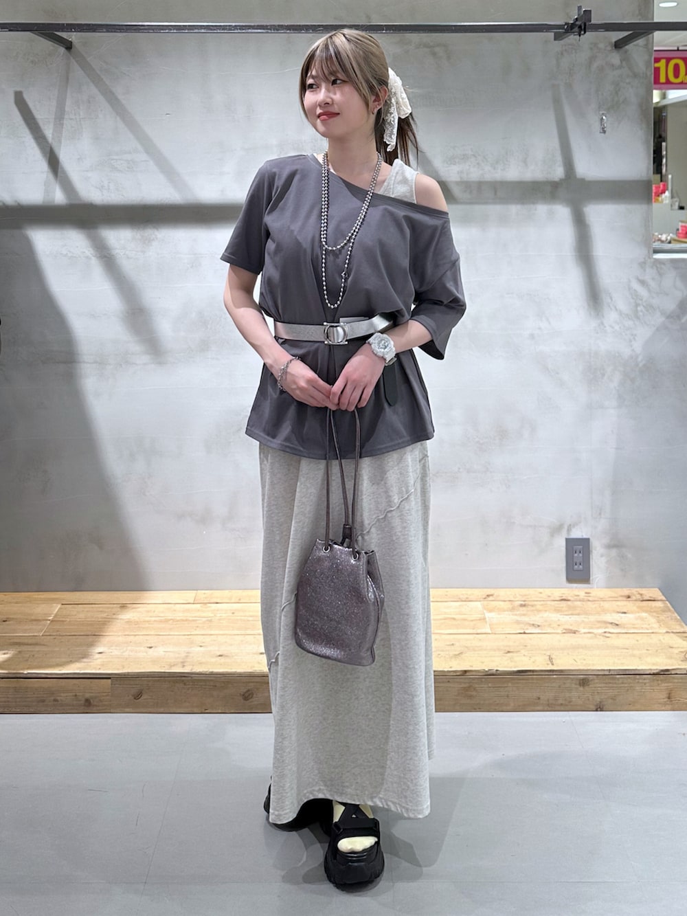 「PAGEBOY、ワンピース、レイヤードスタイル、Tシャツ、肩出しトップス、デートコーデ、ラフ、夏コーデ、春夏コーデ」｜「PAGEBOYのダッドコンビスポサン（サンダル、ブラック系）」を使った、Miyunさん（骨格ウェーブ・レディース・156cm）の春コーディネートの2枚目の写真