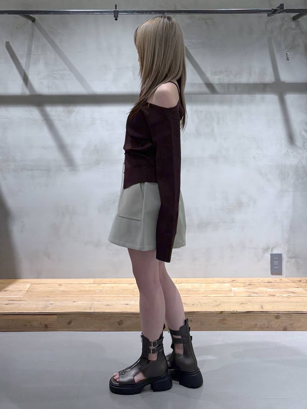 その他のサンダル、ブラウン系のTシャツ/カットソーを着用したレディースの夏コーディネートの3枚目の写真