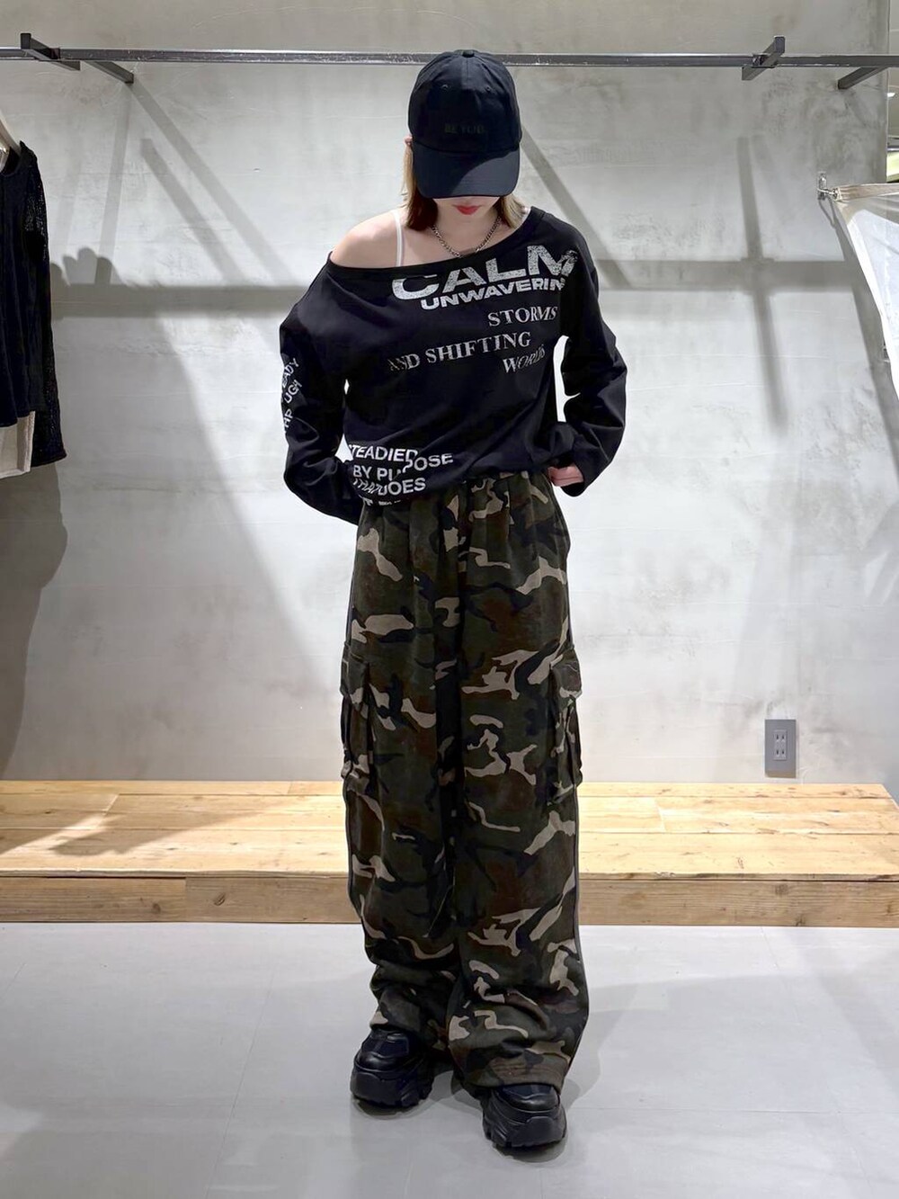 ブラック系のスニーカー、グリーン系のスウェットパンツ、ブラック系のTシャツ/カットソーを着用したレディースの春コーディネートの6枚目の写真