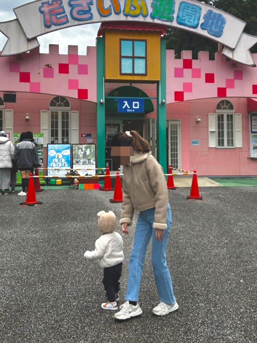 ブルー系のデニムパンツ、ベージュ系のムートンコート、ホワイト系のニット/セーターを着用したレディースの冬コーディネートの2枚目の写真