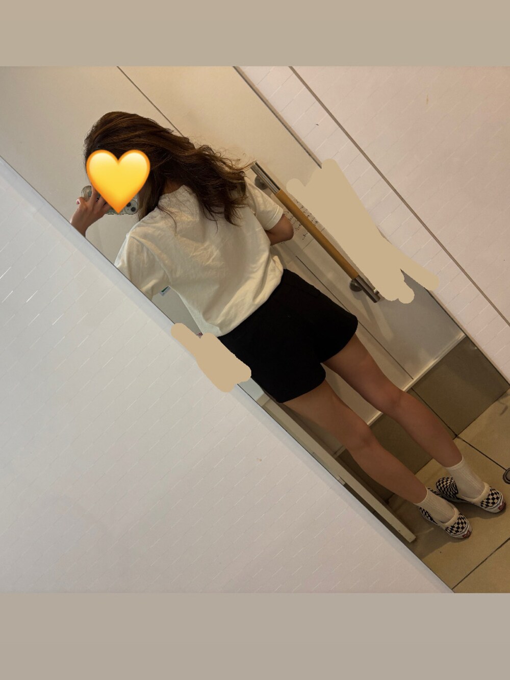 ブラック系のパンツ、ホワイト系のTシャツ/カットソー、その他のスリッポンを着用したレディースの春コーディネートの2枚目の写真