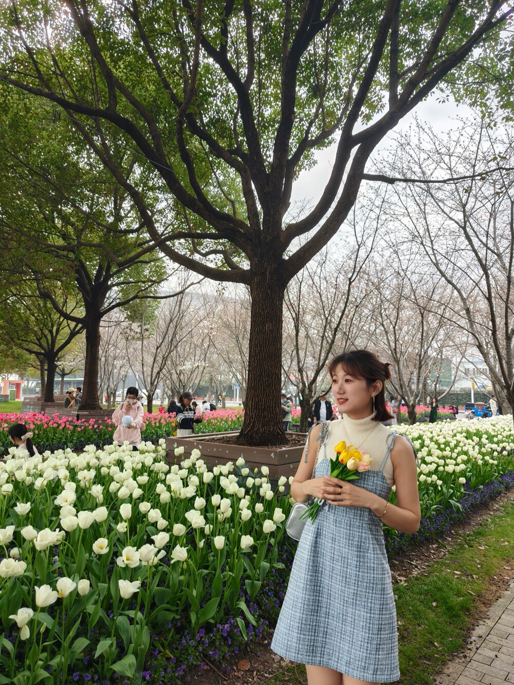 「春ファッション、着回しコーデ、今日のコーデ、春カラー、ootd」｜「OLIVE des OLIVEの肩リボンキャミワンピース　1032090250（ワンピース、ブルー系）」を使った、きよさん（レディース・164cm）の春コーディネートの5枚目の写真