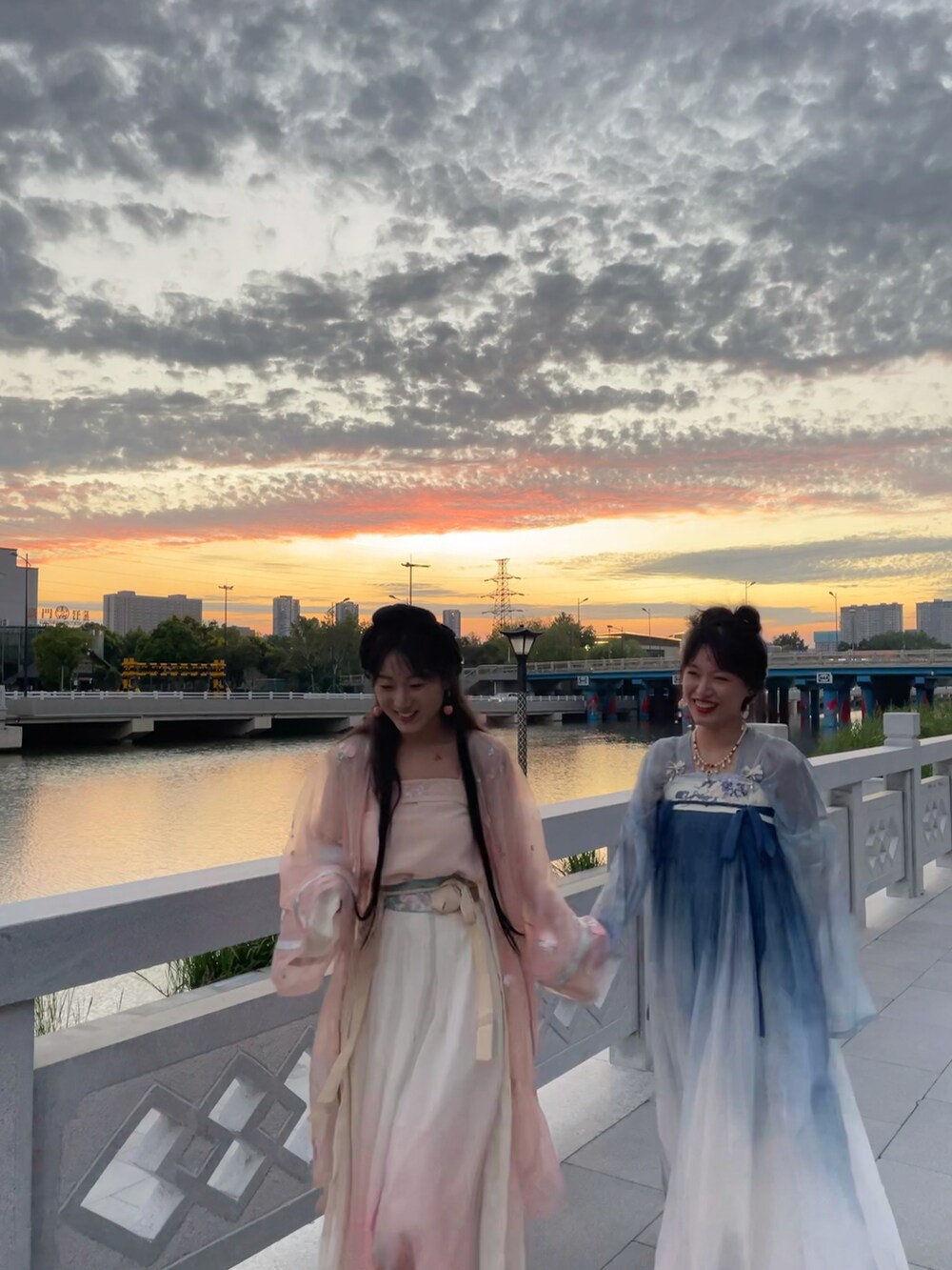 「伝統衣装、漢服、中秋節」｜「十三余のアイテム（ワンピース/ドレス、ピンク系）」を使った、きよさん（レディース・164cm）の秋コーディネートの5枚目の写真