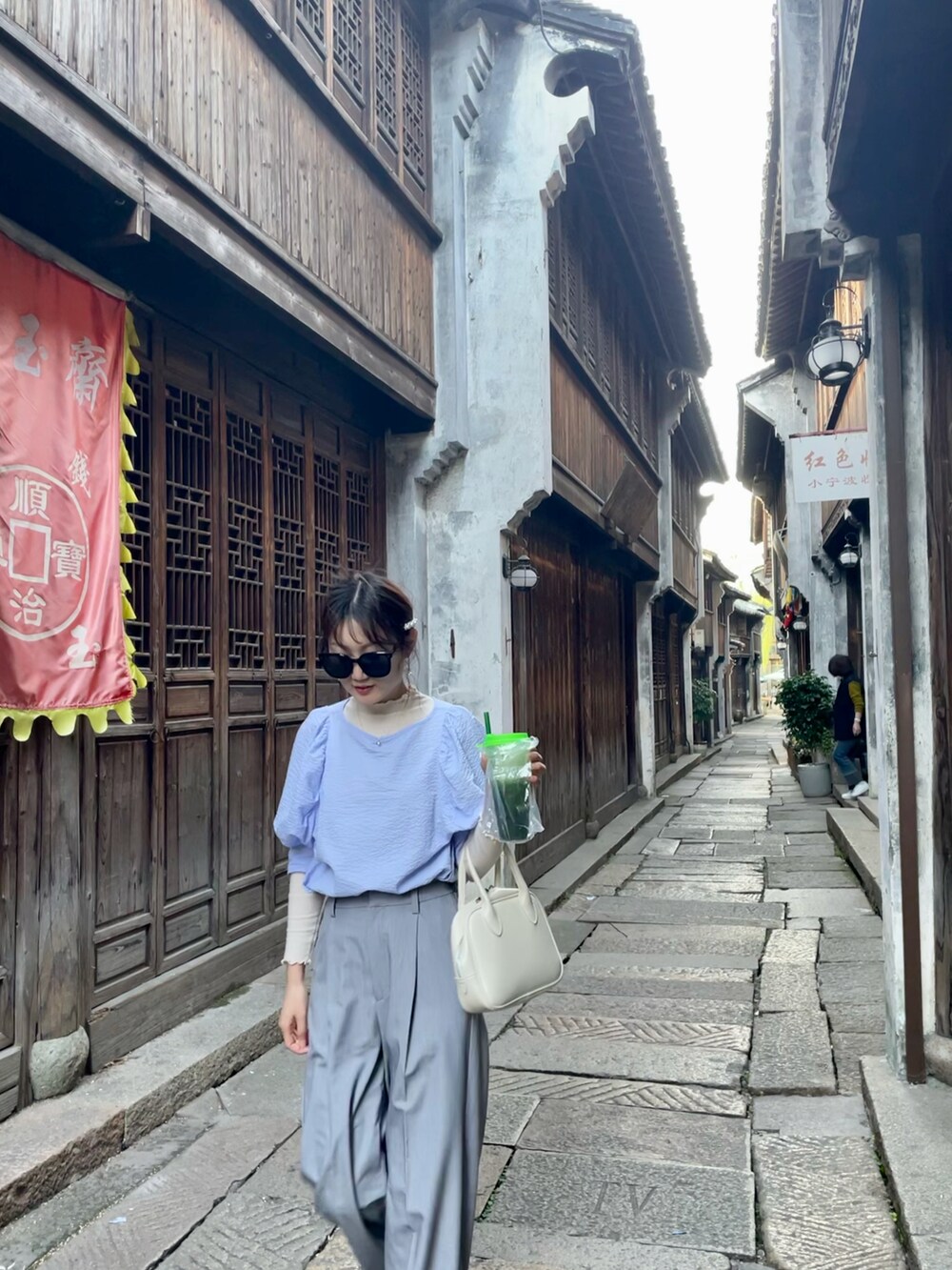「春コーデ、大人カジュアル、今日のコーデ、#春コーデ、シンプルスタイル」｜「Omekashiのボリュームスリーブブラウス（シャツ/ブラウス、ブルー系）」を使った、きよさん（レディース・164cm）の春コーディネートの2枚目の写真