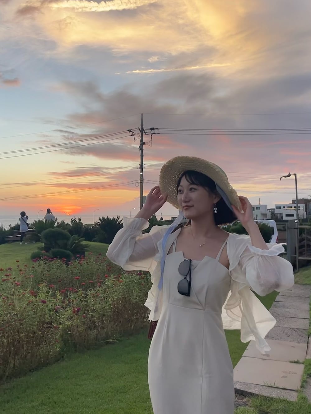 「お出かけコーデ、大人可愛い、夏ファッション、ホワイトコーデ」｜「CLEIOの【CLEIO】【入卒式／セレモニー】タイトキャミワンピース シースルーセット（ドレス、ホワイト系）」を使った、きよさん（レディース・164cm）の夏コーディネートの4枚目の写真