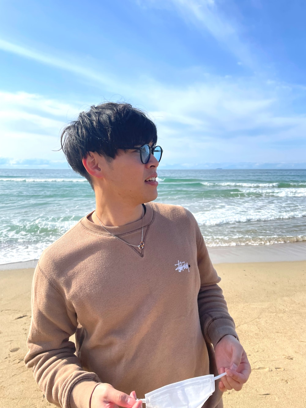 ブラック系のデニムパンツ、ホワイト系のスニーカー、ホワイト系のスニーカーを着用したメンズの春コーディネートの2枚目の写真