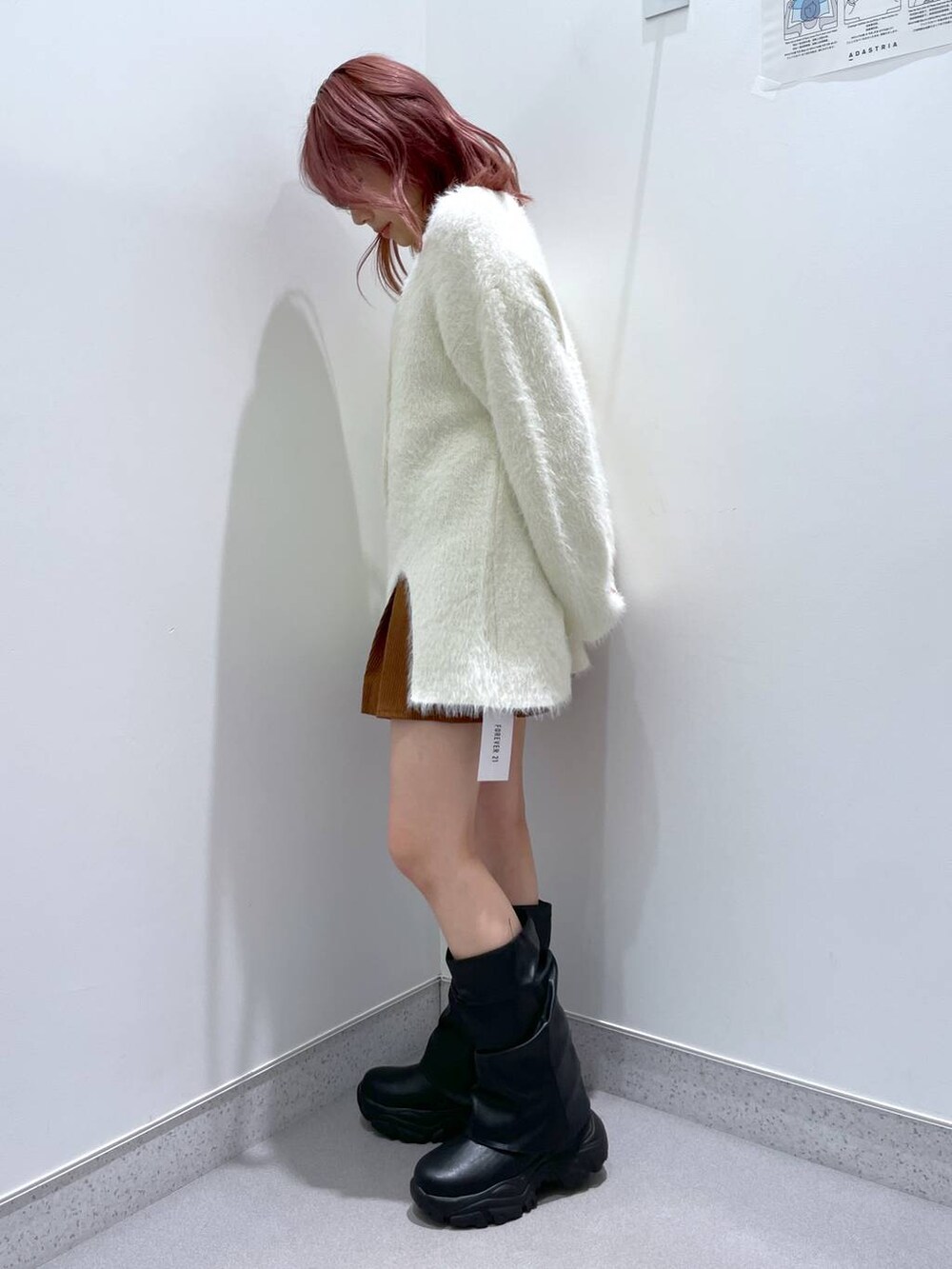 ブラック系のブーツ、イエロー系のスカートを着用したレディースの冬コーディネートの3枚目の写真