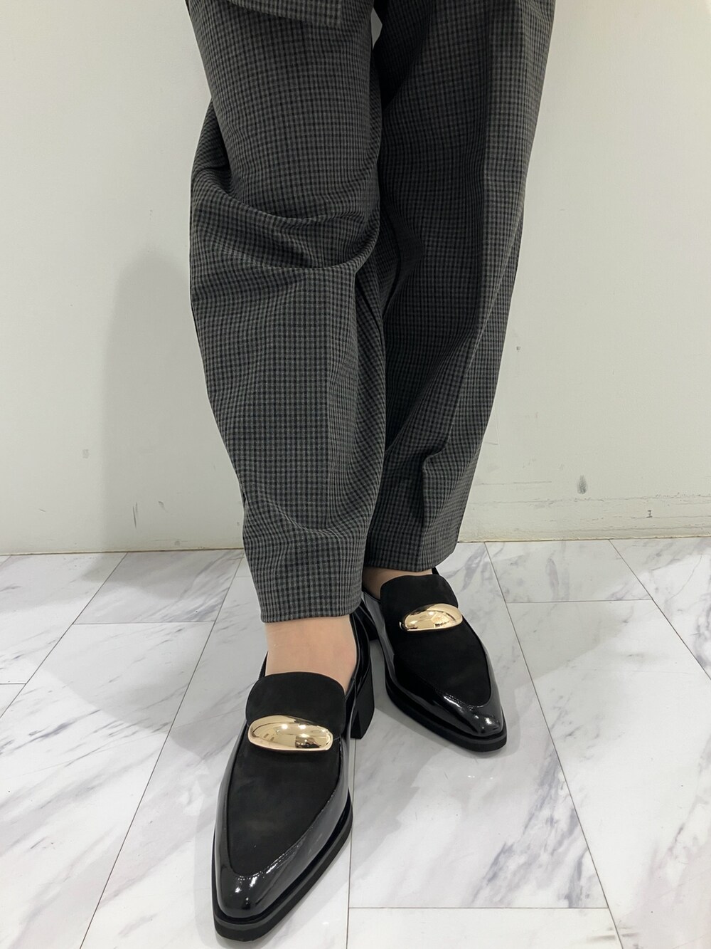 ブラック系のローファーを着用したレディースの秋コーディネートの2枚目の写真