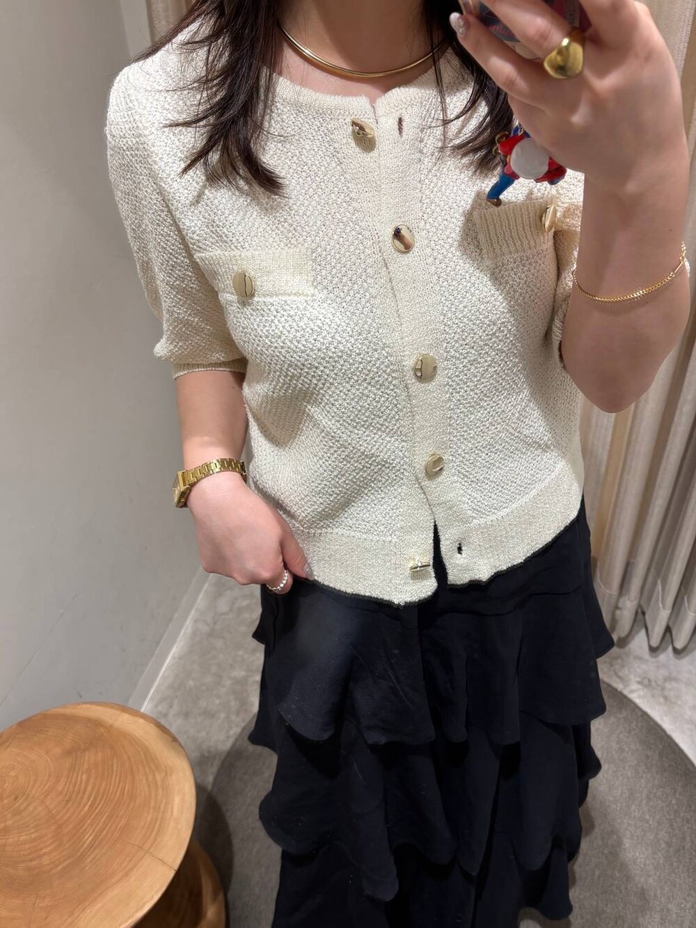 ブラック系のスカート、ホワイト系のカーディガン/ボレロを着用したレディースの夏コーディネートの2枚目の写真