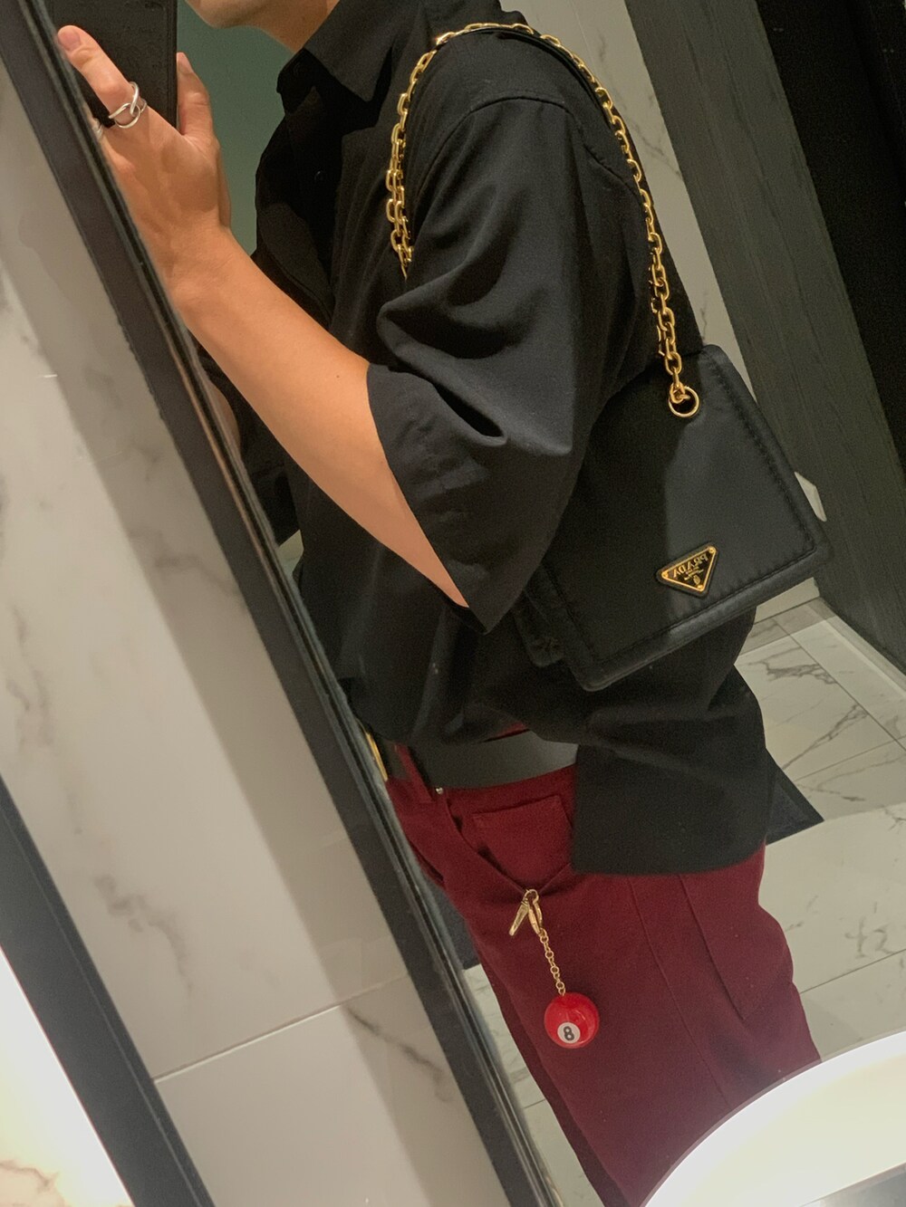 ブラック系のシャツ/ブラウス、その他のデニムパンツ、ブラック系のショルダーバッグを着用したメンズの夏コーディネートの3枚目の写真