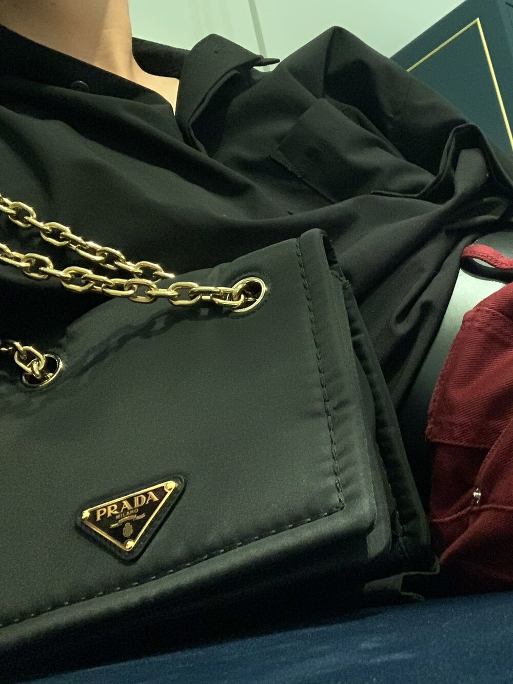 ブラック系のシャツ/ブラウス、その他のデニムパンツ、ブラック系のショルダーバッグを着用したメンズの夏コーディネートの4枚目の写真