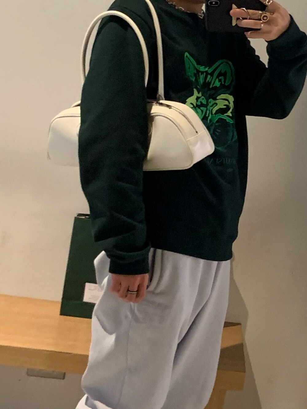 グリーン系のその他トップス、ブルー系のスウェットパンツ、ホワイト系のシューズを着用したメンズの冬コーディネートの2枚目の写真