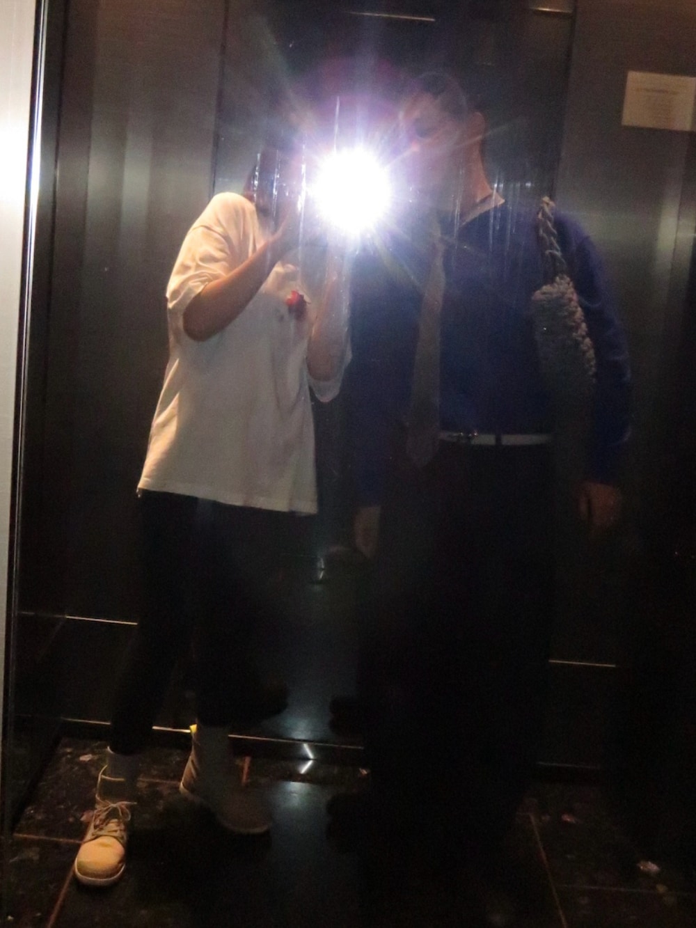ブルー系のデニムパンツ、ブラック系のブーツ、ブルー系のその他トップスを着用したメンズの夏コーディネートの2枚目の写真