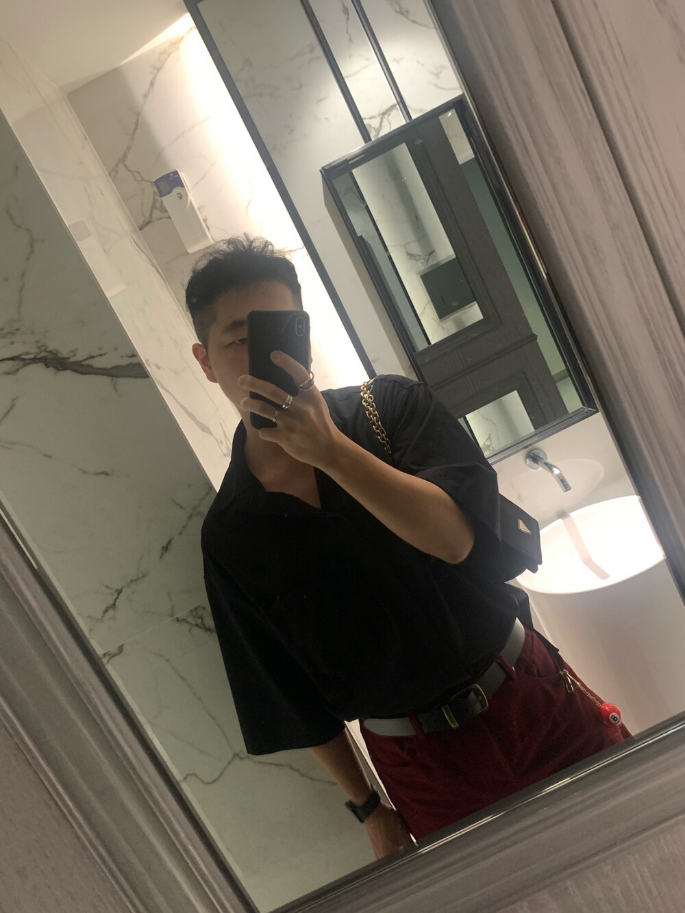 ブラック系のシャツ/ブラウス、その他のデニムパンツ、ブラック系のショルダーバッグを着用したメンズの夏コーディネートの2枚目の写真