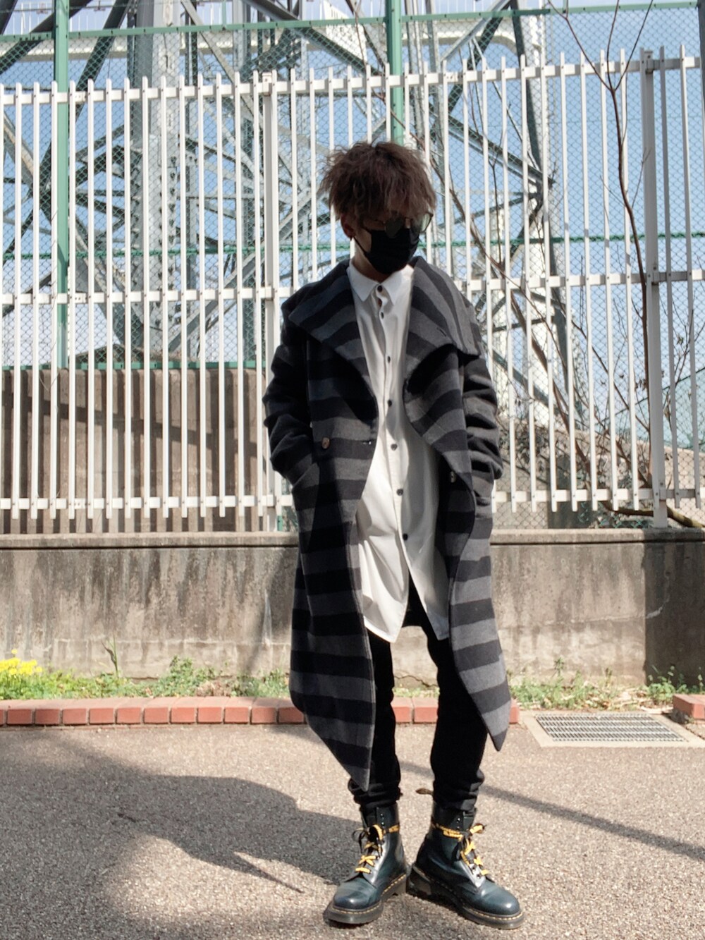 ホワイト系のシャツ/ブラウス、グレー系のジャケット/アウター、ブラック系のデニムパンツを着用したメンズの春コーディネートの2枚目の写真