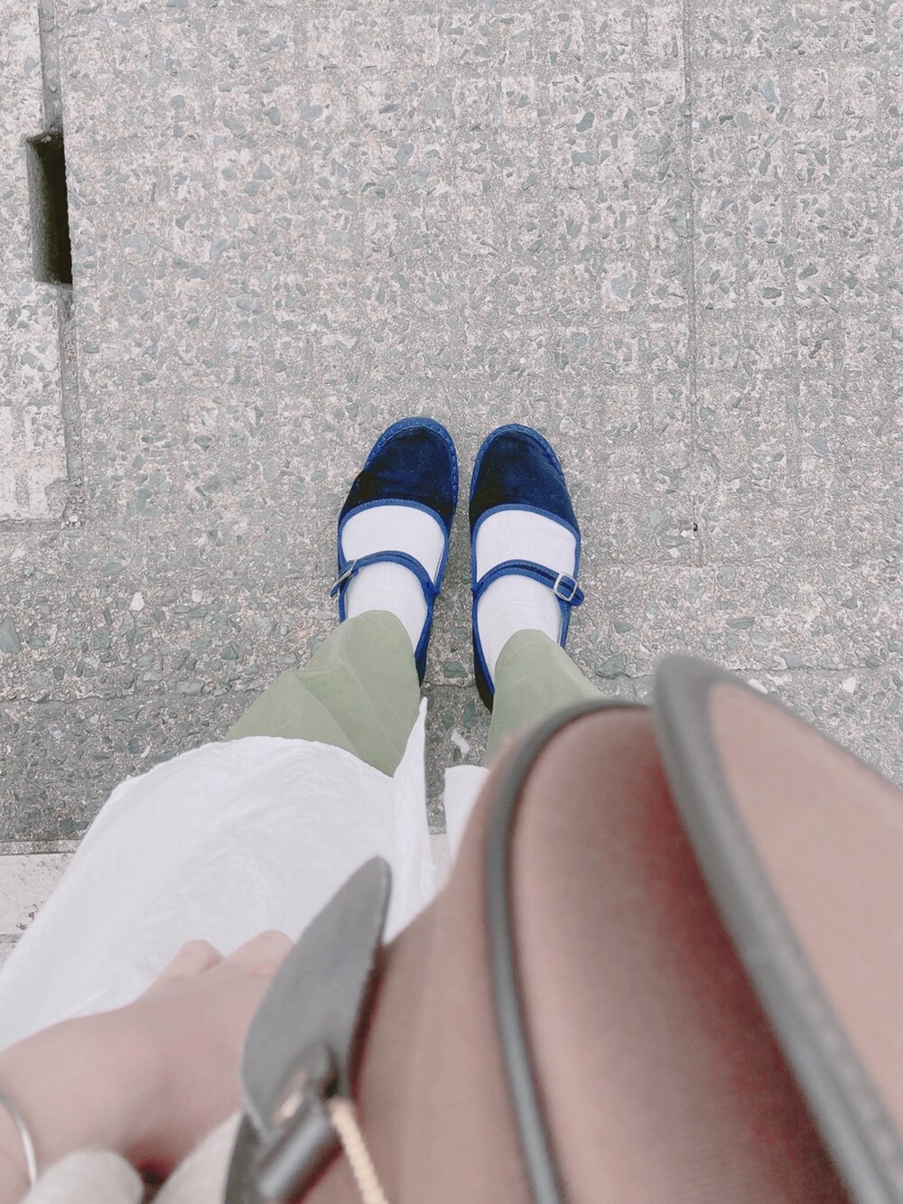 ホワイト系のシャツ/ブラウス、ブラウン系のショルダーバッグ、ブルー系のその他シューズを着用したレディースの秋コーディネートの2枚目の写真