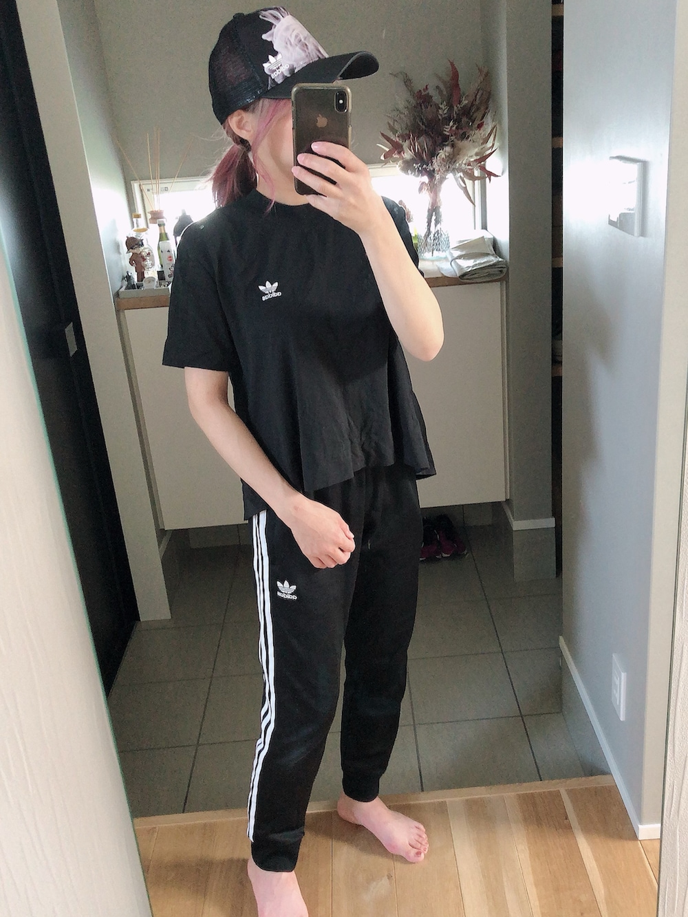 ブラック系のスウェットパンツ、ブラック系のTシャツ/カットソー、ブラック系のキャップを着用したレディースの夏コーディネートの2枚目の写真