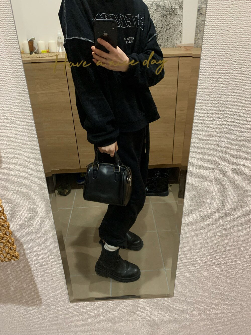 ブラック系のスウェットパンツ、ブラック系のボストンバッグを着用したレディースの冬コーディネートの2枚目の写真