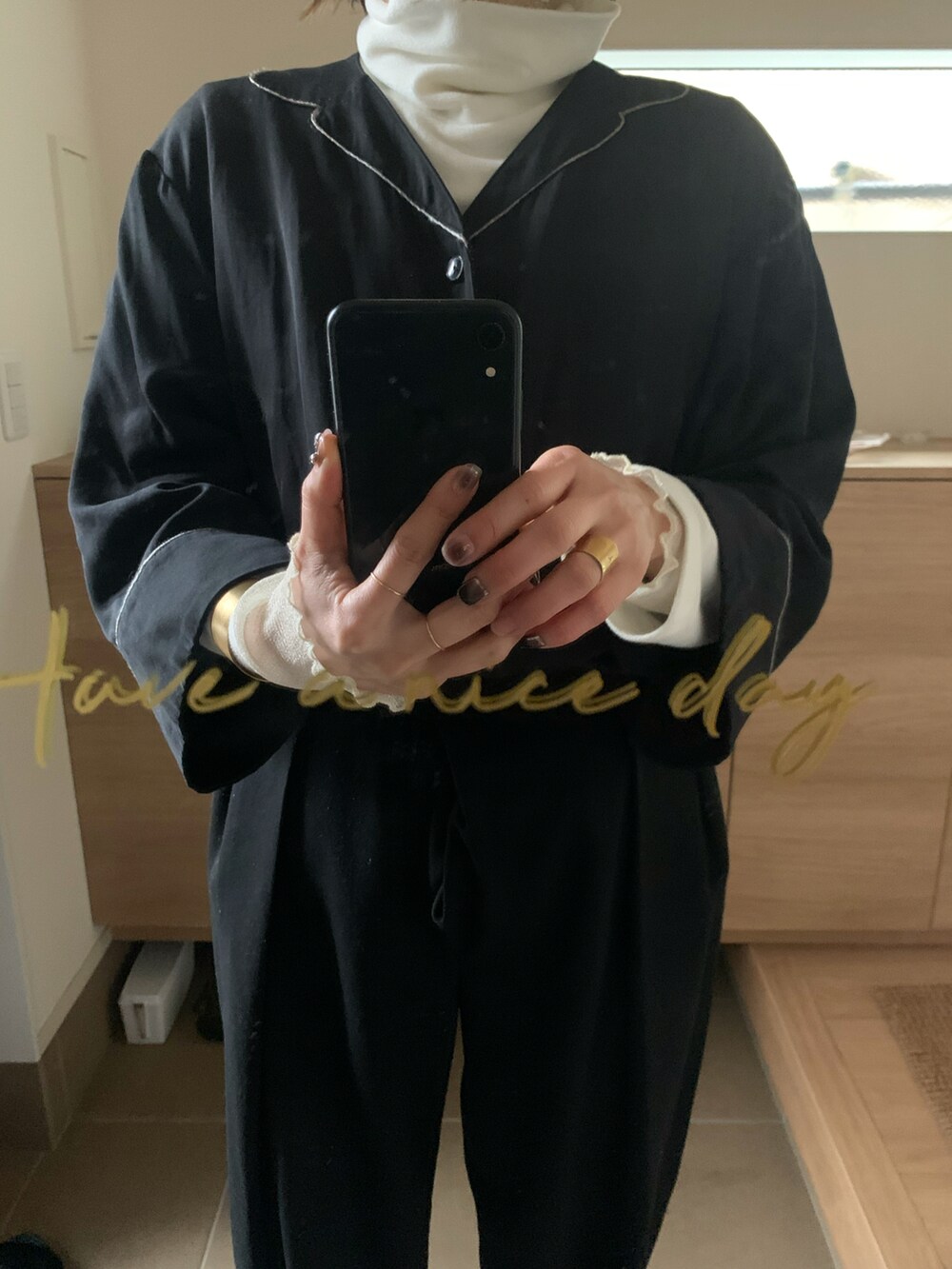 ブラック系のシャツ/ブラウスを着用したレディースの冬コーディネートの2枚目の写真