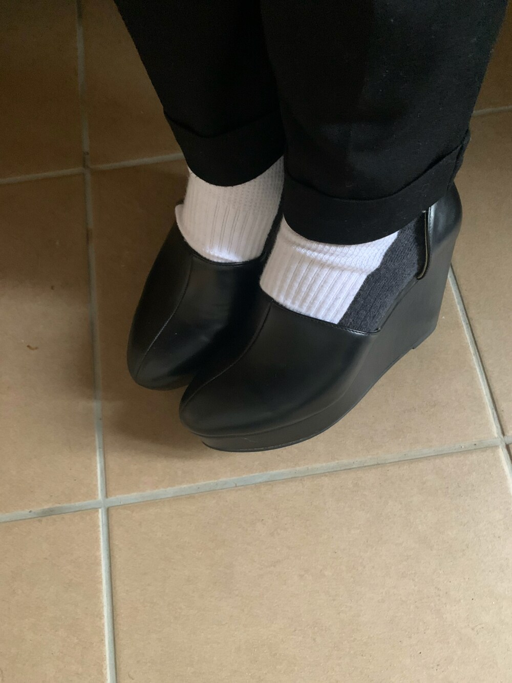 ブラック系のシャツ/ブラウスを着用したレディースの冬コーディネートの3枚目の写真