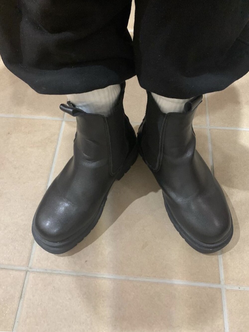 ブラック系のスウェットパンツ、ブラック系のボストンバッグを着用したレディースの冬コーディネートの3枚目の写真