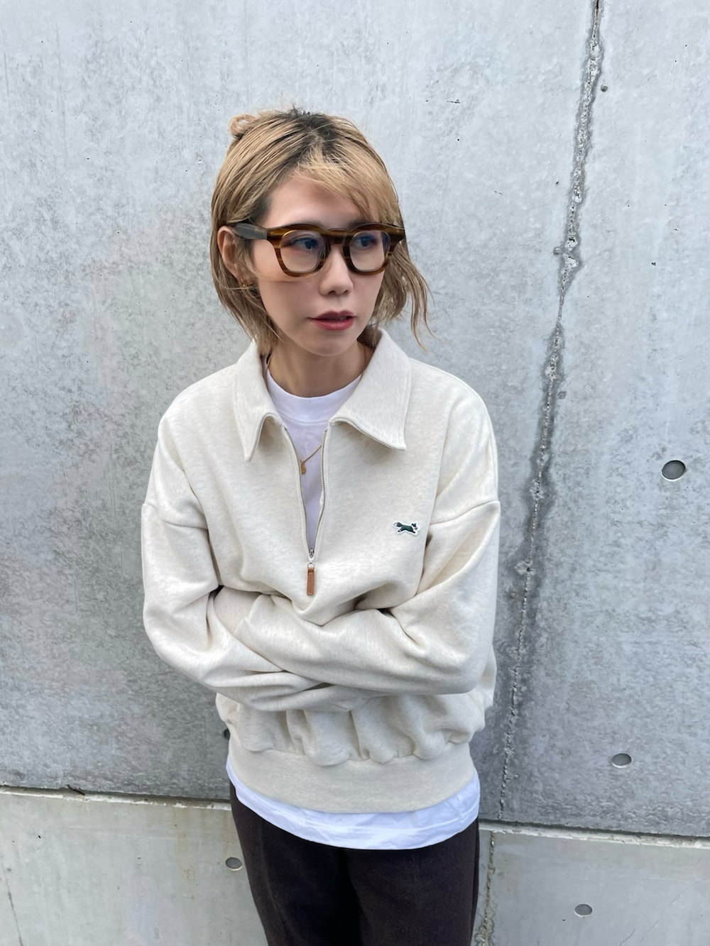 グレー系のスウェット、ブラウン系のその他パンツ、グレー系のスニーカーを着用したレディースの冬コーディネートの3枚目の写真