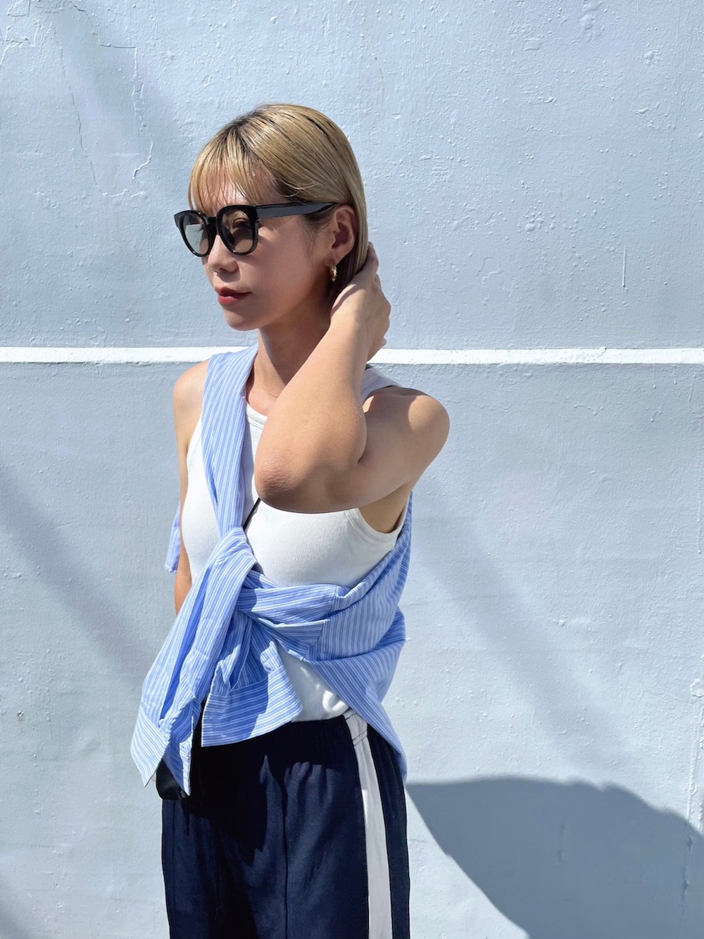 ブルー系のシャツ/ブラウス、ブルー系のその他パンツ、ホワイト系のトップスを着用したレディースの夏コーディネートの4枚目の写真