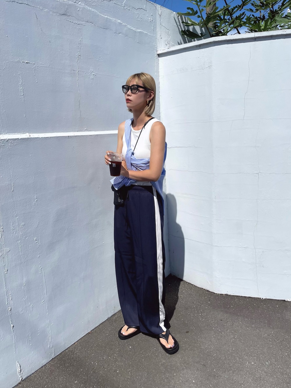 ブルー系のシャツ/ブラウス、ブルー系のその他パンツ、ホワイト系のトップスを着用したレディースの夏コーディネートの3枚目の写真