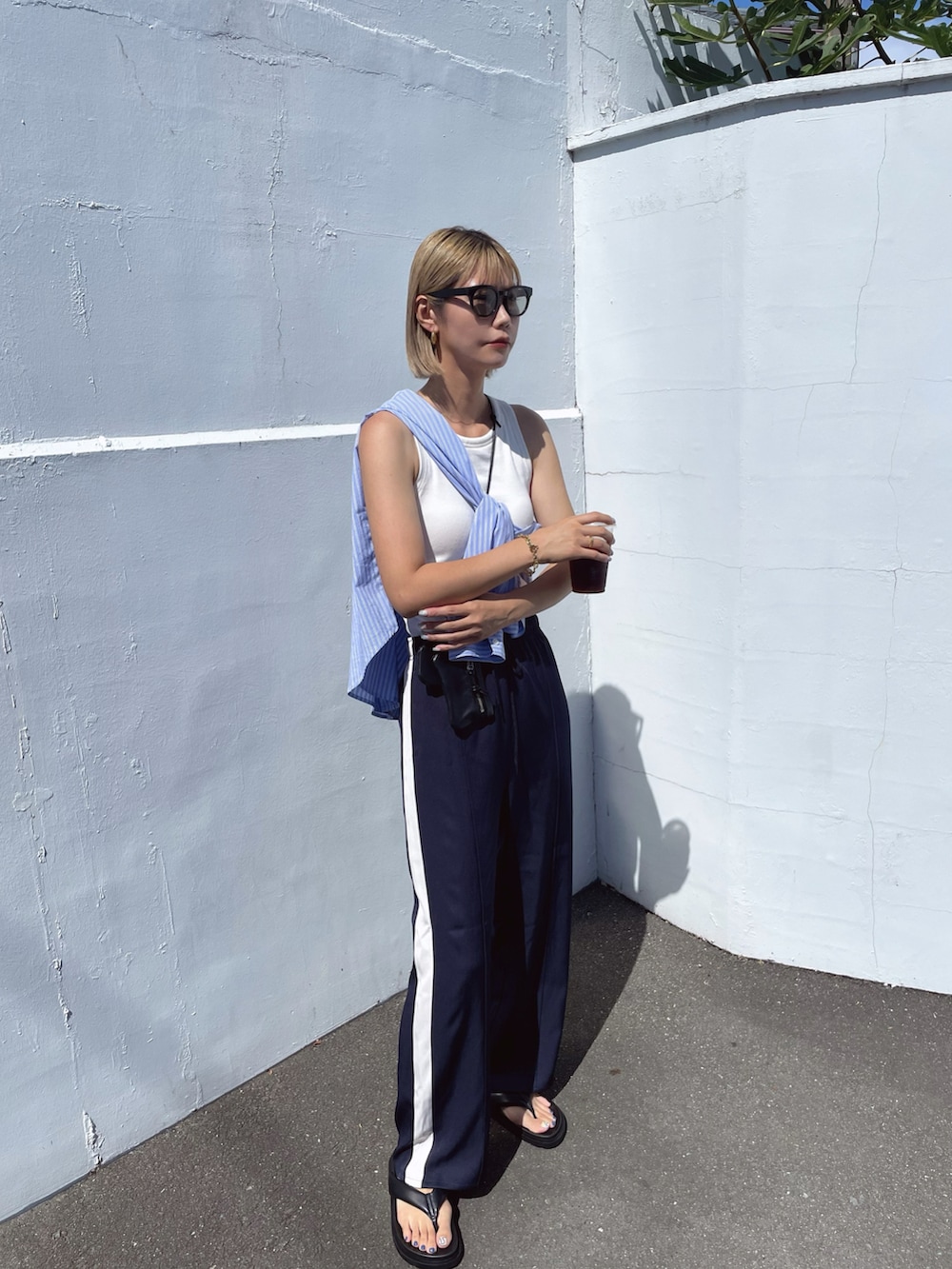 ブルー系のシャツ/ブラウス、ブルー系のその他パンツ、ホワイト系のトップスを着用したレディースの夏コーディネートの2枚目の写真