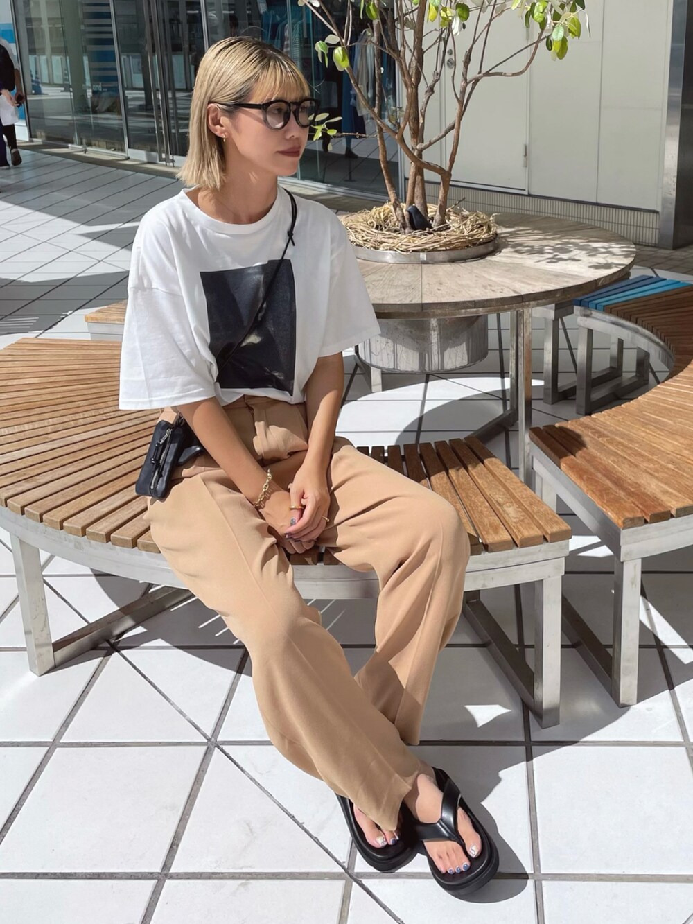 ホワイト系のTシャツ/カットソー、ベージュ系のスラックスを着用したレディースの秋コーディネートの2枚目の写真