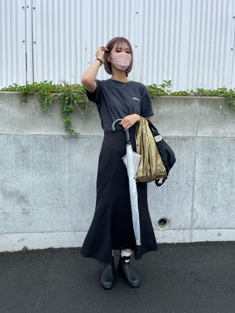 グレー系のTシャツ/カットソー、ゴールド系のエコバッグ/サブバッグ、ブラック系のスカートを着用したレディースの夏コーディネートの2枚目の写真